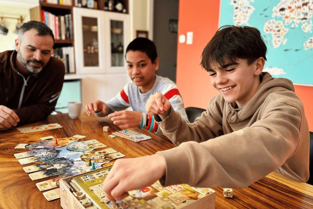 Jouer à des jeux de société en famille